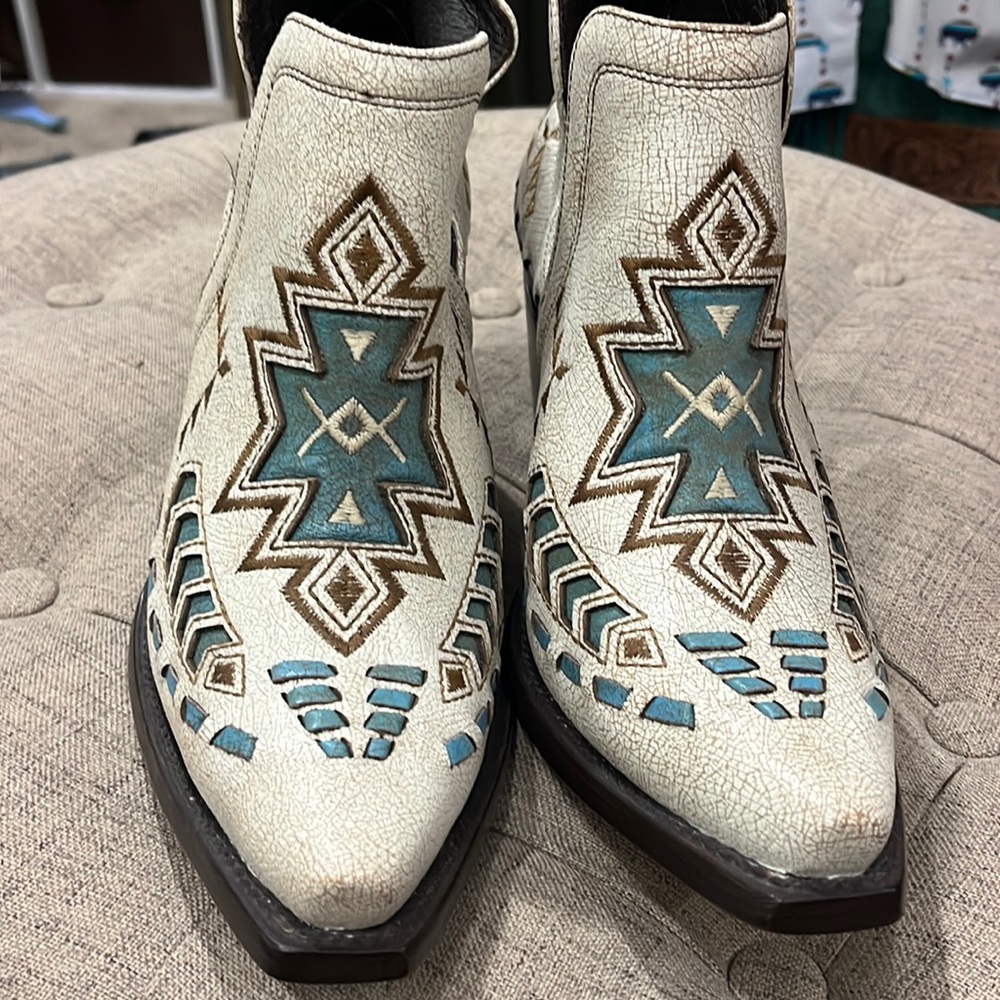 Brand new Ariat sz 8 Aztec bootie